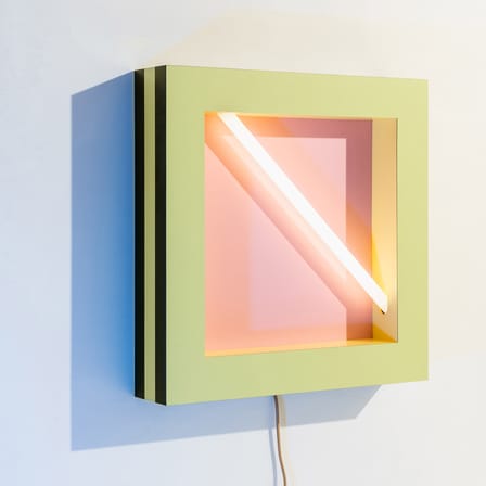 Wandleuchte mit Stromkabel Negresco plastikmaterial holz rosa gelb / By Martine Bedin, 1981 - 60 x 60 cm - Memphis Milano