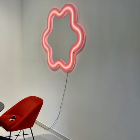 Miroir lumineux avec prise Supercurve - Flower plastique rose / LED - L 118.5 x H 108 cm - Seletti