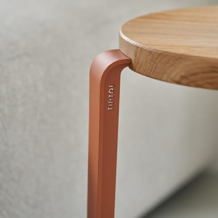 Lou Stackable stool metal red / H 45 cm - Eco-certified Oak - TIPTOE
