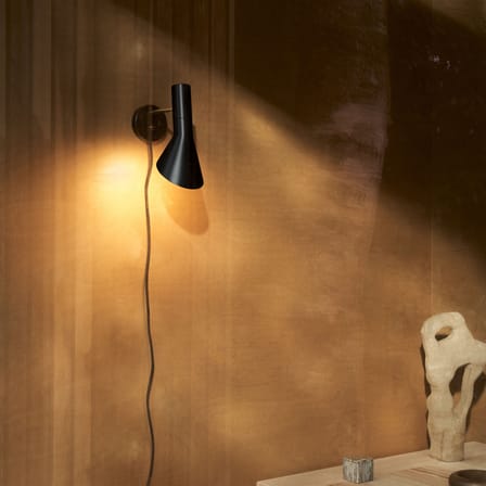 Applique avec prise AJ métal noir / Orientable - Arne Jacobsen, 1957 - Louis Poulsen