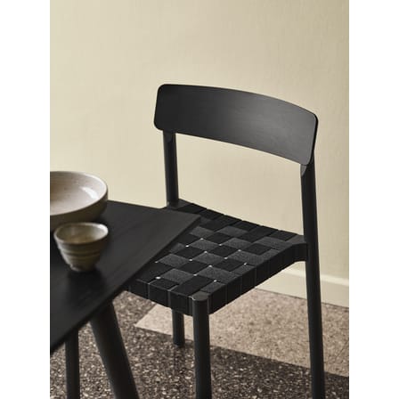 Chaise empilable Betty TK1 tissu bois noir / Sangles en lin - &tradition
