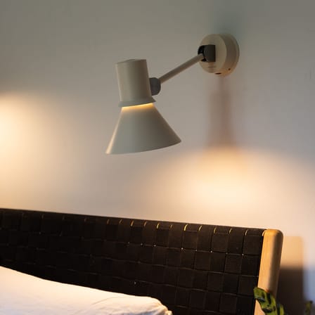 Applique con presa Type 80 W2 metallo beige / Braccio articolato - Collegamento alla rete elettrica - Anglepoise