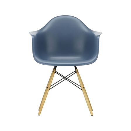 Fauteuil RE DAW - Eames Plastic Armchair plastique bleu / (1950) - Pieds bois clair / Recyclé - Vitra