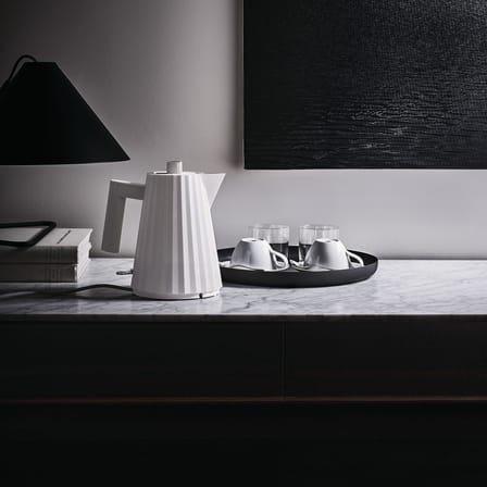 Plissé Electric kettle plastic material white / 1 L - UK version - Alessi