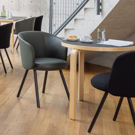 Poltrona imbottita Mikado pelle verde / Piedi in legno - Vitra