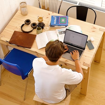 Table rectangulaire Tuck bois naturel / 134 x 75 cm - Rangement sous plateau - KARUP