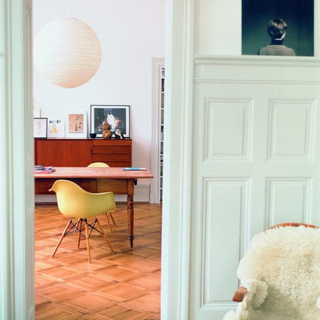 Fauteuil RE DAW - Eames Plastic Armchair plastique noir / (1950) - Pieds bois clair / Recyclé - Vitra