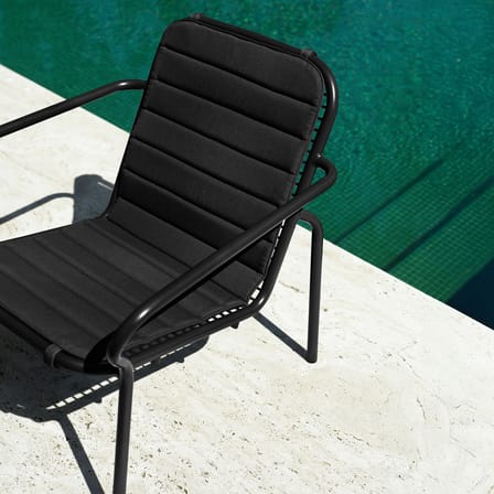 Fauteuil bas empilable Vig Lounge métal noir - Normann Copenhagen