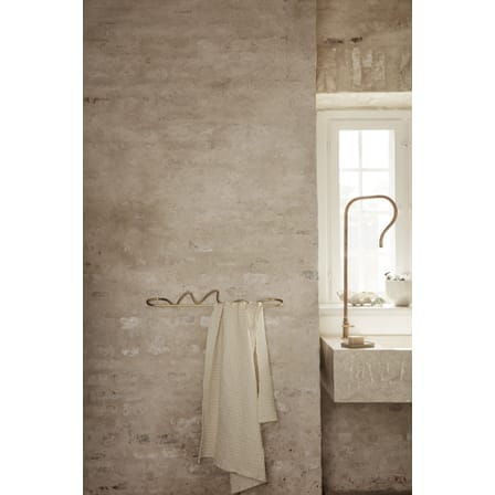 Porte-serviettes mural Curvature or métal / L 66 cm - Laiton - Ferm Living