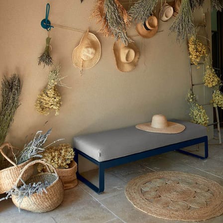 Banc rembourré Bellevie   / Table basse (coussin amovible) - L 148 cm / Taupe grisé - Fermob
