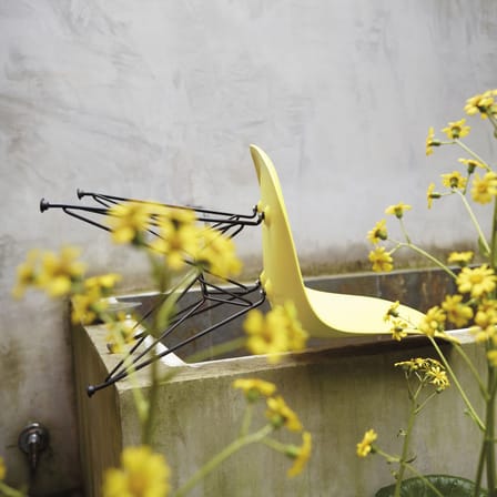 Chaise RE DSR - Eames Plastic Side Chair plastique jaune / (1950) - Pieds noirs / Recyclé - Vitra