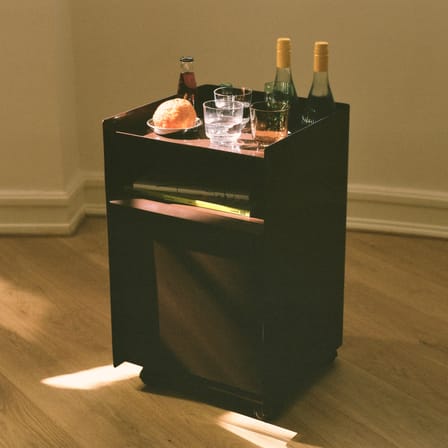 Desserte à roulettes Folded Low métal noir / 1 porte - H 61,5 cm - Muuto