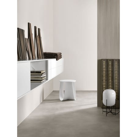Tabouret Sag plastique blanc / Table H 44 cm - Assise polyuréthane / Nendo, 2016 - MDF Italia