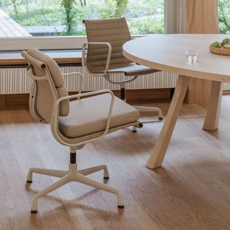 Fauteuil pivotant Soft Pad EA 208 tissu beige / Eames (1969) - Vitra