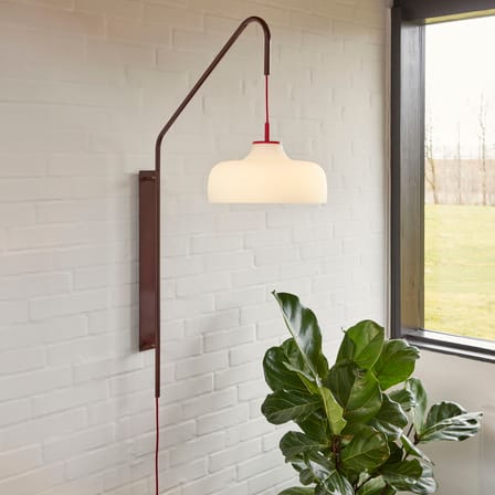 Applique avec prise Current métal rouge / H 111 cm - Orientable - HÜBSCH
