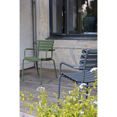 Fauteuil empilable ReCLIPS plastique vert / Accoudoirs bambou - Plastique recyclé - Houe