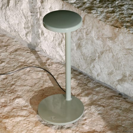 Lampe de table Oblique QI LED métal vert / prise USB-C et chargeur à induction - Flos