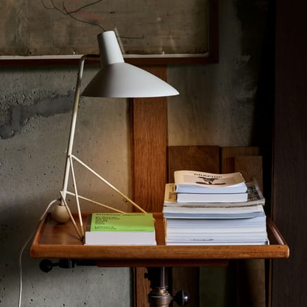 Lampe de table Tripod HM9 métal blanc / Modèle de 1953 - Orientable - &tradition