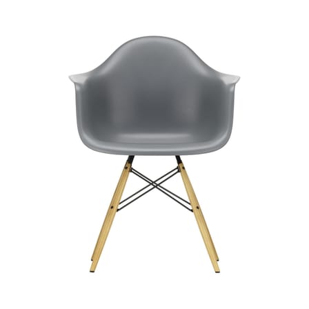 Poltrona RE DAW - Eames Plastic Armchair materiale plastico grigio / (1950) - Gambe legno chiaro / Riciclata - Vitra