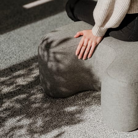 Pouf Ü tissu gris / 60 x 50 x H 30,5 cm - NOO.MA