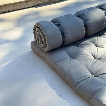 Modulares Gartensofa Buckle Up Outdoor textil grau / B 140 cm - Sonnenliege & Beistellbett - KARUP