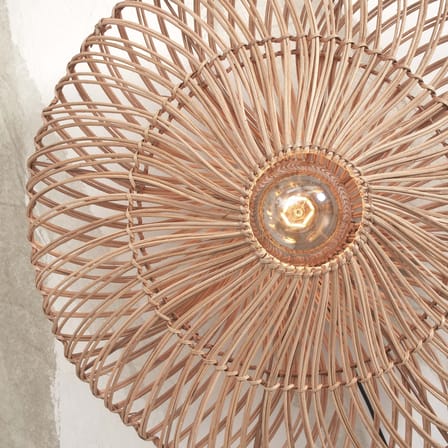 Applique con presa Zanzibar Flat fibre legno beige rattan naturale / Ø 40 cm - GOOD&MOJO