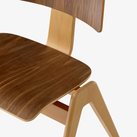 Chaise empilable Daystak RD1 bois marron / Robin Day, 1951 - &tradition