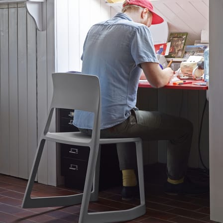 Chaise empilable Tip Ton RE gris / Plastique recyclé - Inclinable & ergonomique - Vitra