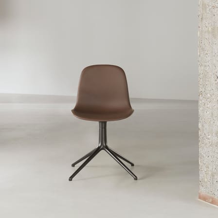 Girevole sedia Form 4L materiale plastico beige - Normann Copenhagen
