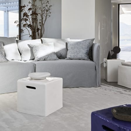 Tavolino d'appoggio Inout 41 pietra bianco / Pouf - 40 x 40 x H 37 cm / Cemento - Gervasoni
