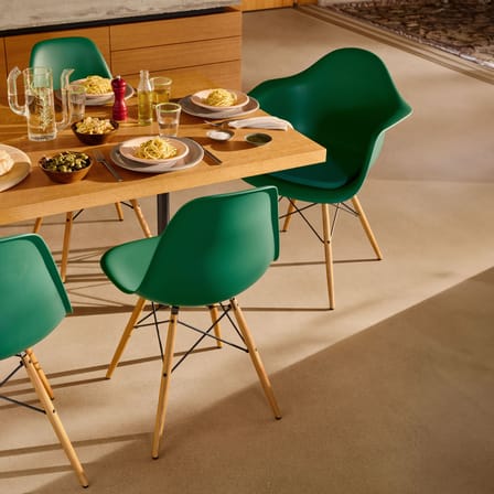 Fauteuil RE DAW - Eames Plastic Armchair plastique vert / (1950) - Pieds bois clair / Recyclé - Vitra