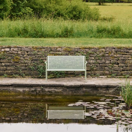Banc avec dossier Dapple Lounge métal vert / L 131 cm - 2 places - Ferm Living