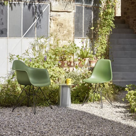 Fauteuil RE DAR - Eames Plastic Armchair plastique gris / (1950) - Pieds noirs / Recyclé - Vitra