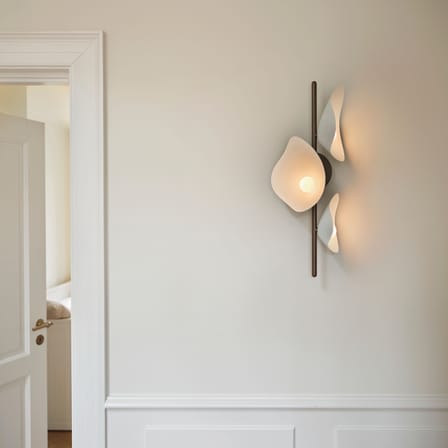 Lampada da parete Florii 3 materiale plastico bianco / H 61 cm - NUURA