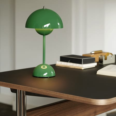 Lampe sans fil rechargeable Flowerpot VP9 plastique vert / Ø 16 x H 29 cm - Verner Panton, 1968 - &tradition