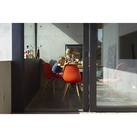 Sedia DSW - Eames Plastic Side Chair materiale plastico bianco / (1950) - legno chiaro - Vitra