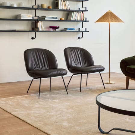 Fauteuil bas Beetle Soft cuir marron - Gubi