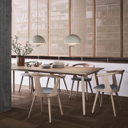 Fauteuil In Between SK2 bois marron / Assise cuir - &tradition