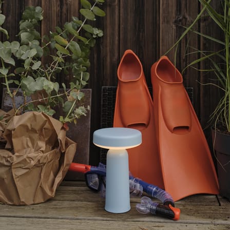 Kabellose, wiederaufladbare Außenlampe Ease plastikmaterial blau / ABS - Ø 13 x H 21,5 cm - Muuto