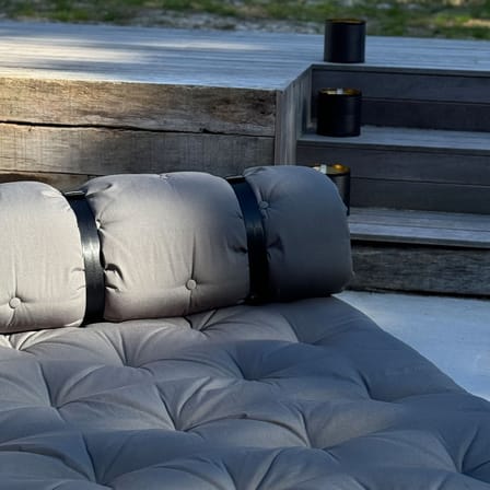 Modulares Gartensofa Buckle Up Outdoor textil grau / B 140 cm - Sonnenliege & Beistellbett - KARUP
