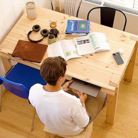Table rectangulaire Tuck bois naturel / 134 x 75 cm - Rangement sous plateau - KARUP
