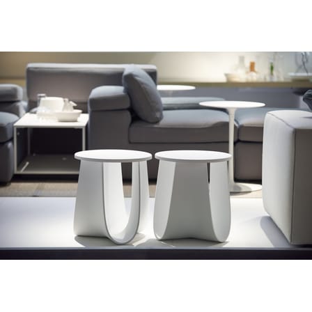 Tabouret Sag plastique blanc / Table H 44 cm - Assise polyuréthane / Nendo, 2016 - MDF Italia
