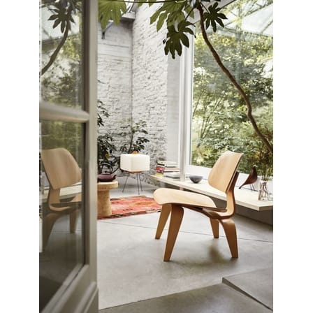 Fauteuil bas Plywood Group LCW bois naturel / By Charles & Ray Eames, 1945 - Vitra