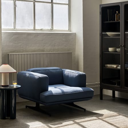 Fauteuil rembourré Inland AV21 tissu gris - &tradition