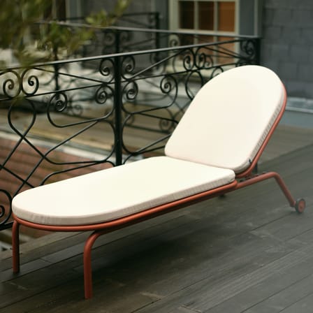 Transat inclinable à roulettes Week-end métal rouge / Aluminium - Petite Friture