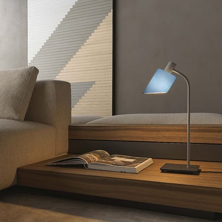 Lampe de table La Lampe de Bureau verre bleu / Charlotte Perriand, 1965 - H 51 cm - Nemo