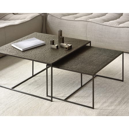 Set de 2 tables gigognes Pentagon / Plateaux sculptés main - Ethnicraft