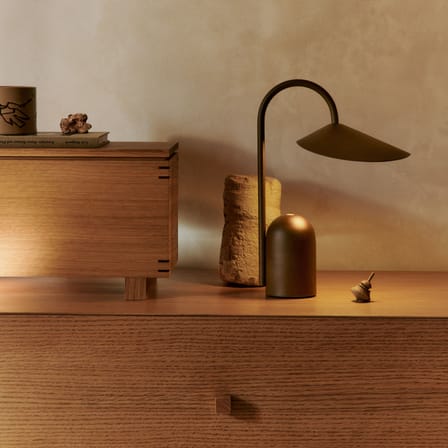 Lampe sans fil rechargeable Arum LED métal marron - Ferm Living