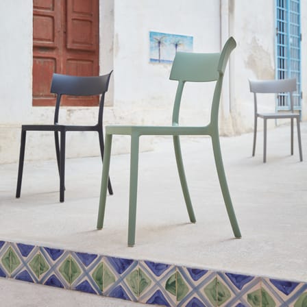 Chaise empilable Catwalk plastique noir / Recyclé - Finition mate soft touch - Kartell