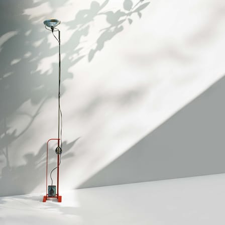 Lampadaire Toio LED métal rouge / Castiglioni, 1962 - Hauteur réglable - Flos